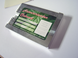 Positioneringsapparaat voor overlays bij plastic cards